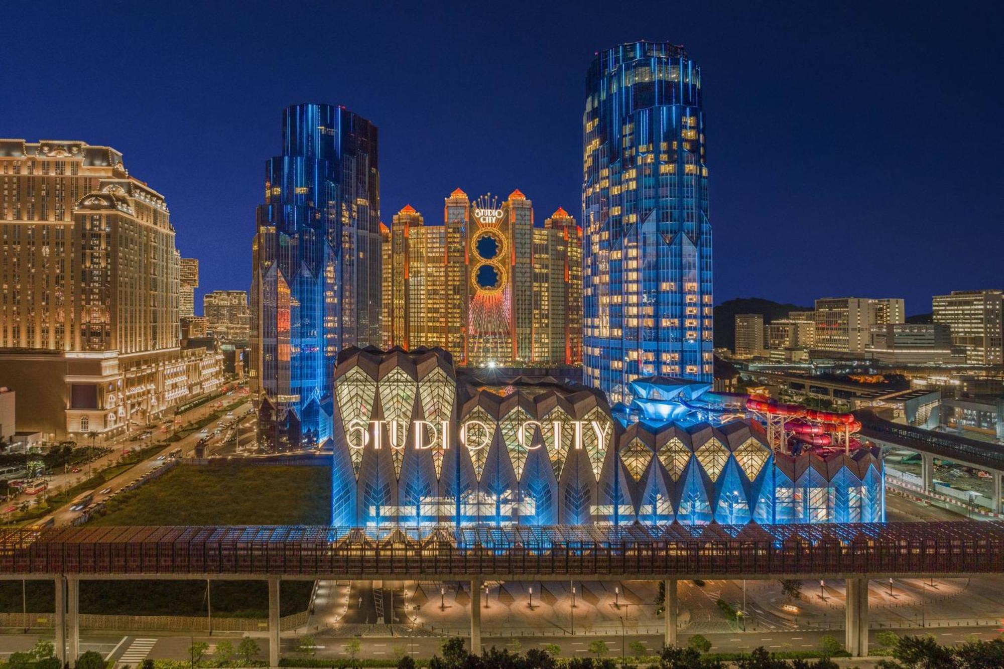 W Macau - Studio City מראה חיצוני תמונה The complex at night