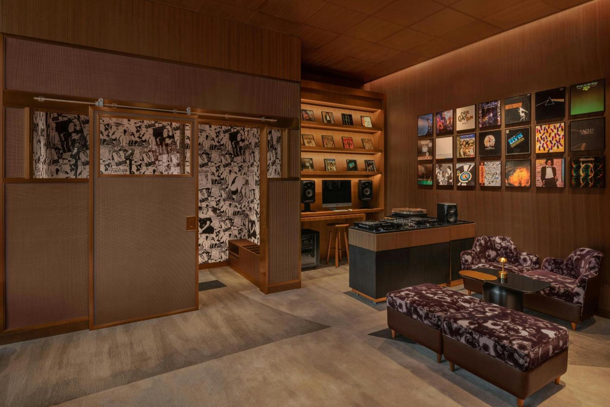 W Macau - Studio City מראה חיצוני תמונה The interior of the record store